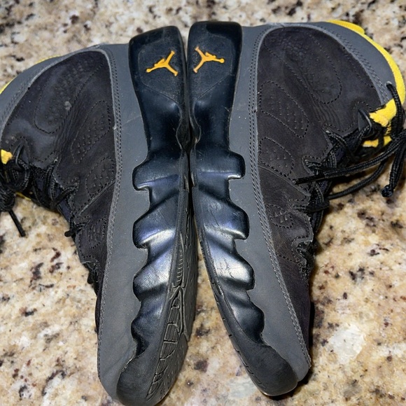 Jordan 9 Retro Dark Charcoal University Gold - Picture 4 of 8